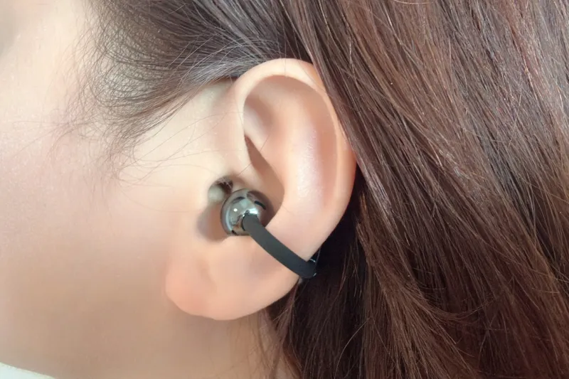 女性が左耳にHUAWEI FreeClip 2を装着している