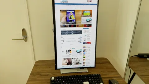 縦向きで映像を表示しているKTC H27E6S