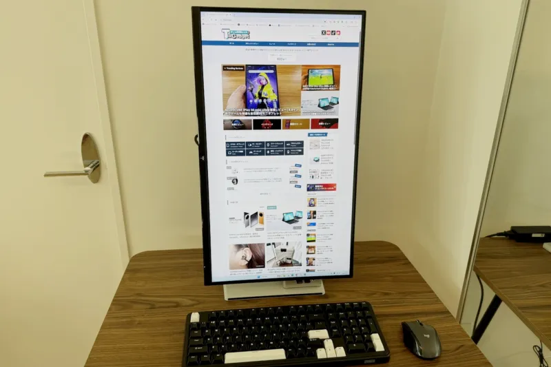 縦向きで映像を表示しているKTC H27E6S