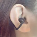 女性の左耳に装着されたEarFun Clip 2