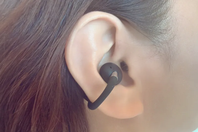 女性の左耳に装着されたEarFun Clip 2