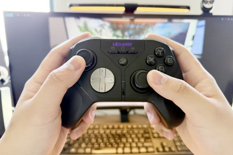 Leadjoy Xeno Plusを両手で持っている