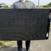 男性がBougeRV Arch Pro 200Wを両手で持っている