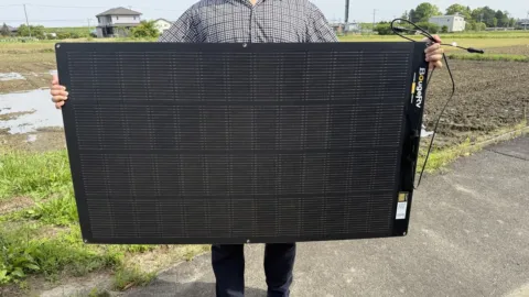 男性がBougeRV Arch Pro 200Wを両手で持っている
