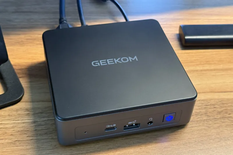 デスク上で稼働中のGEEKOM Air 12 2026