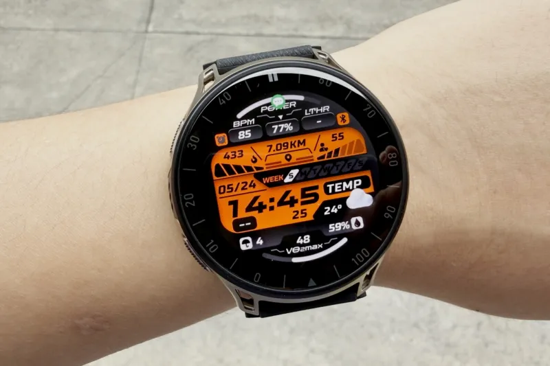 Amazfit Cheetah 2 Proを装着している左腕