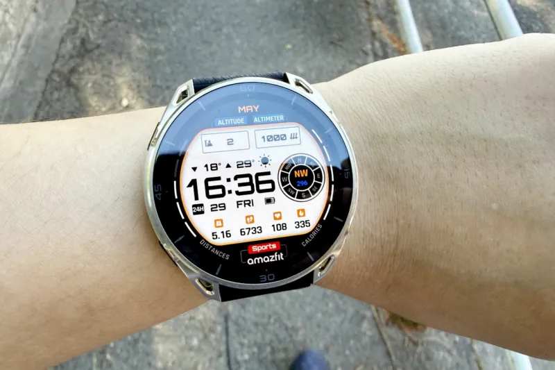 左腕に装着されたAmazfit Cheetah 2 Ultra