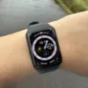 屋外でXiaomi Smart Band 10 Proを装着している
