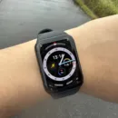 屋外でXiaomi Smart Band 10 Proを装着している