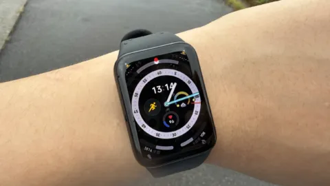 屋外でXiaomi Smart Band 10 Proを装着している