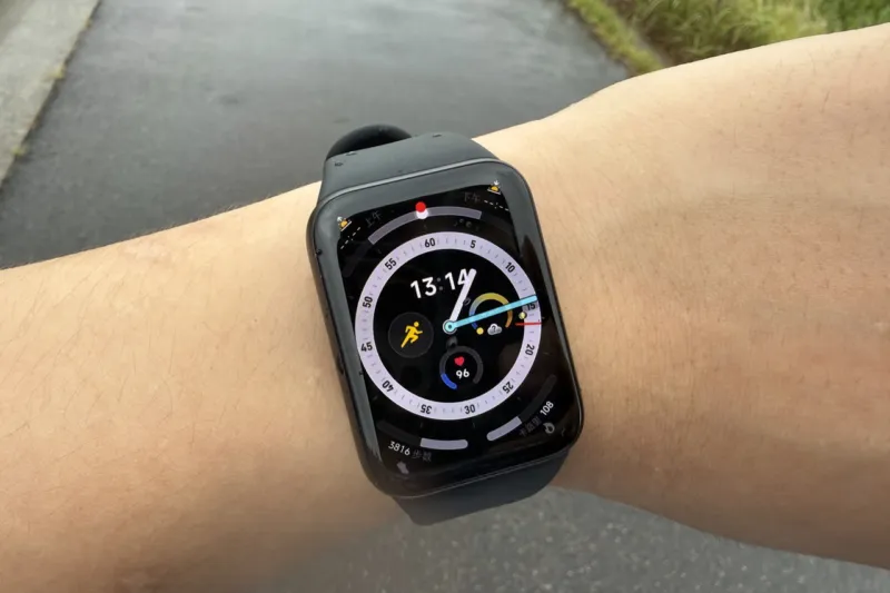 屋外でXiaomi Smart Band 10 Proを装着している