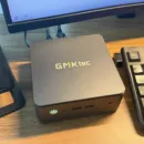 デスク上で稼働しているGMKtec G11
