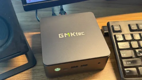 デスク上で稼働しているGMKtec G11