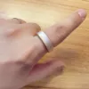 RingConn Gen 3を人差し指に装着している