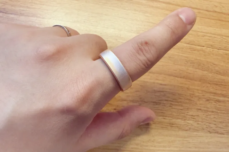 RingConn Gen 3を人差し指に装着している