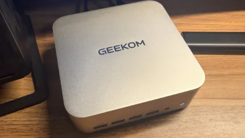 デスク上で稼働しているGEEKOM A9 MAX 2026