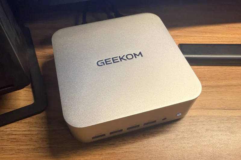 デスク上で稼働しているGEEKOM A9 MAX 2026