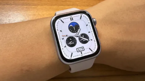 左手にHUAWEI WATCH FIT 5を装着している