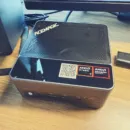 デスク上で稼働中のACEMAGIC F5A