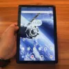 FPD CP10-J1を手に持っている