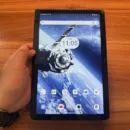 FPD CP10-J1を手に持っている