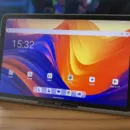 BNCF CinePad 13をデスク上に設置している