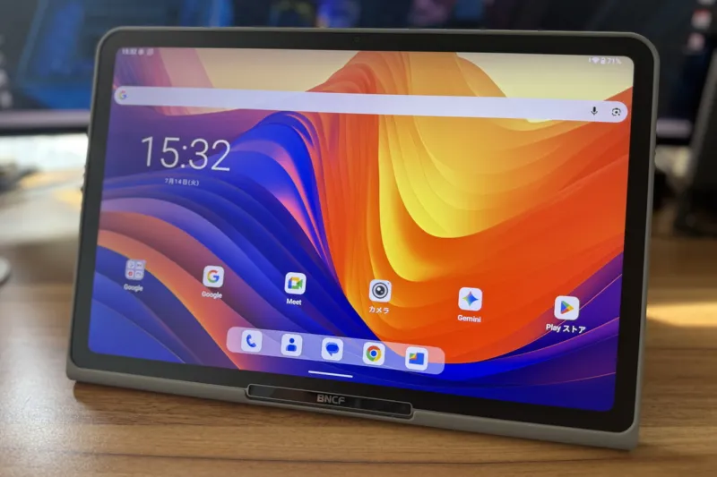 BNCF CinePad 13をデスク上に設置している