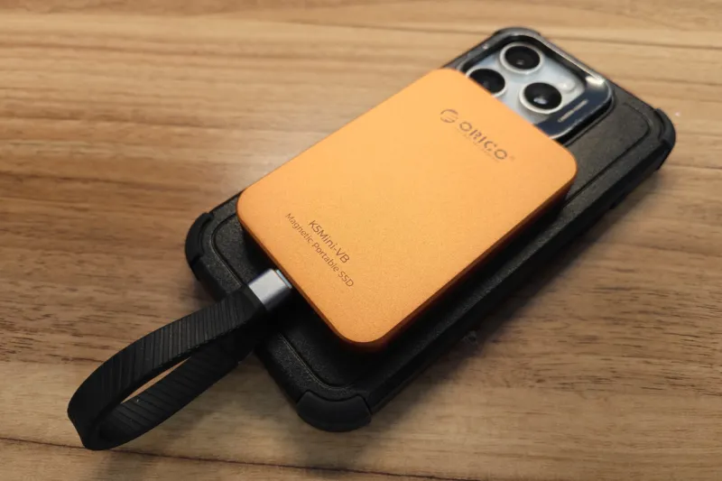 スマホ背面に貼り付けたORICO K5Mini