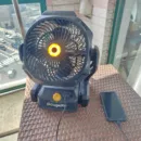 屋外でBougeRV F02を使っている