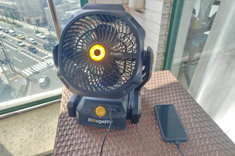 屋外でBougeRV F02を使っている