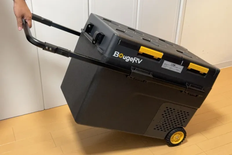 BougeRV CRD2 V2.0の取っ手を掴んで曳いている