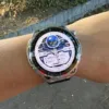 屋外で左腕にAmazfit Balance 3を装着している