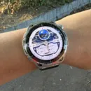屋外で左腕にAmazfit Balance 3を装着している