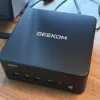 デスク上で稼働しているGEEKOM IT13 Max