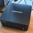 デスク上で稼働しているGEEKOM IT13 Max