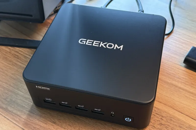 デスク上で稼働しているGEEKOM IT13 Max