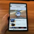 Teclast P50T強化版を手に持ってウェブサイトを閲覧している