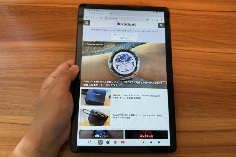 Teclast P50T強化版を手に持ってウェブサイトを閲覧している