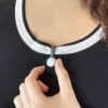 女性の胸元にSwitchBot AIマインドクリップが装着されている