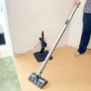 Dreame S1を手に持っている