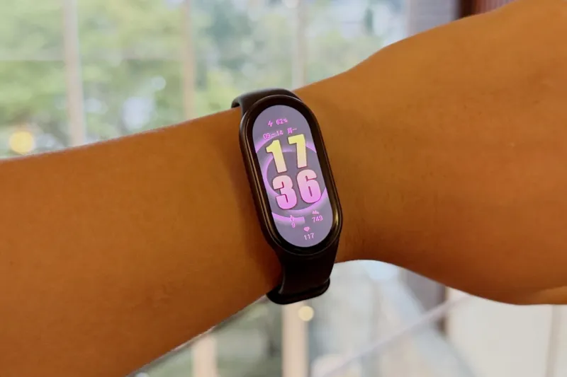 左腕に装着されたXiaomi Smart Band 11