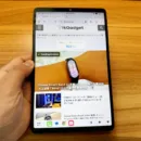 ウェブサイトを表示しているTECLAST T60Miniを手に持っている