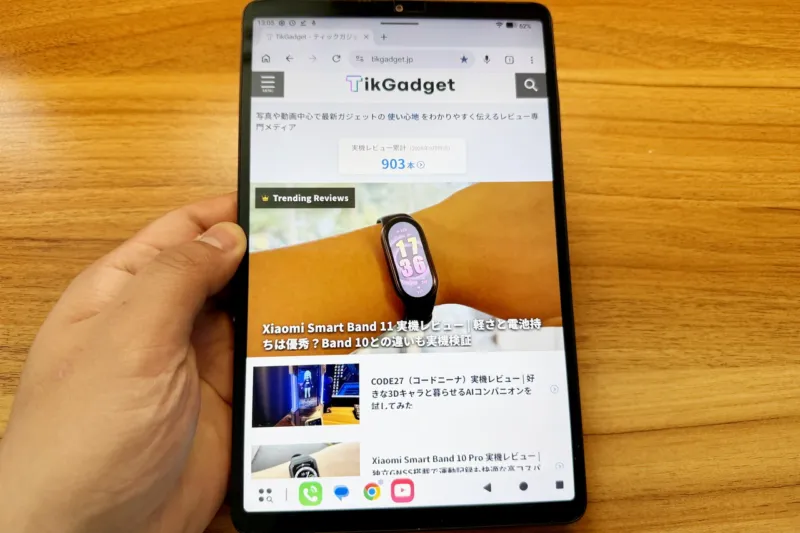 ウェブサイトを表示しているTECLAST T60Miniを手に持っている