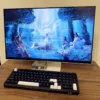 デスク上で映像を映しているINNOCN CB27U1