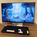 デスク上で映像を映しているINNOCN CB27U1