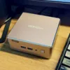 デスク上で稼働中のGEEKOM A5 2027 Edition