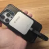 ORICO K20 Miniを装着したiPhoneを手に持っている