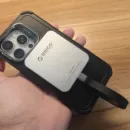 ORICO K20 Miniを装着したiPhoneを手に持っている
