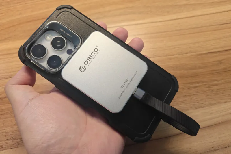 ORICO K20 Miniを装着したiPhoneを手に持っている