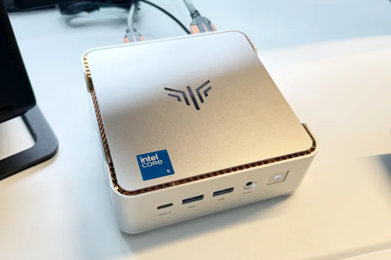デスク上に設置されたNiPoGi P2（Core 5 320）